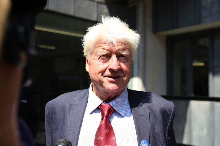 Coronavirus, parla il padre del premier Boris Johnson: “Deve stare a casa e riposarsi”