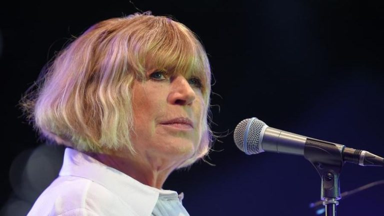Coronavirus, la cantante britannica Marianne Faithfull è ricoverata: le sue condizioni sono stabili