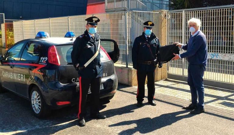 I Carabinieri di Ladispoli consegnano i portatili agli alunni della Melone