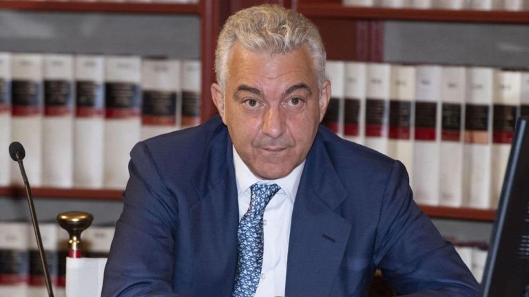 Emergenza Covid-19, parla il commissario straordinario Domenico Arcuri: “Il virus è ancora tra noi, evitiamo decisioni frettolose”