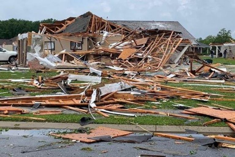 Usa, salgono a 32 le vittime del tornado che ha colpito sei Stati del sud