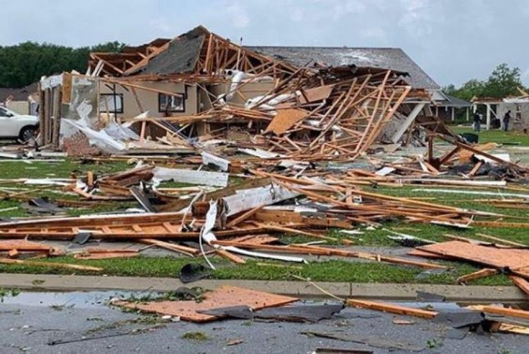 Usa, salgono a 32 le vittime del tornado che ha colpito sei Stati del sud