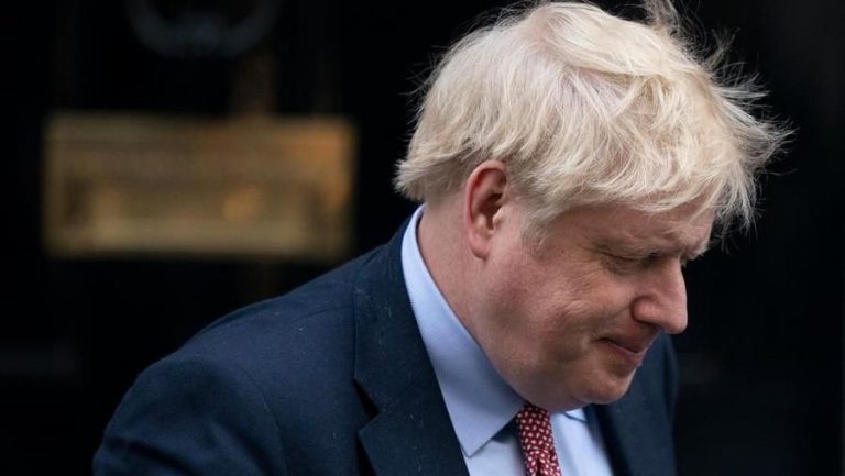 Coronavirus, il premier britannico Boris Johnson ricoverato in ospedale: è attaccato al ventilatore