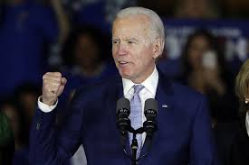 Coronavirus, Joe Biden attacca il presidente Trump: “In pubblico deve indossare la mascherina”