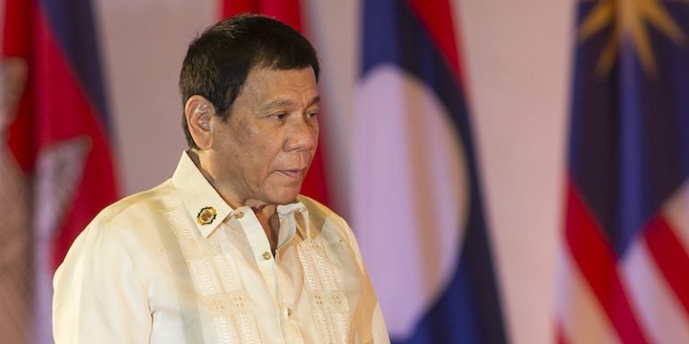 Coronavirus, nelle Filippine il presidente Duterte ordina alla polizia: “Sparate a chi non obbedisce alla quarantena”