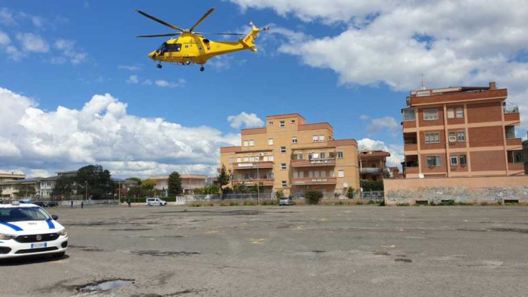 Ladispoli, accusa un malore in casa. Elisoccorso atterra nella piazza del mercato