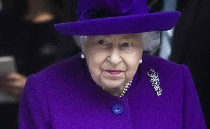 Gran Bretagna, il premier Johnson rassicura: “La Regina sta bene ed è di nuovo al lavoro alla sua scrivania”