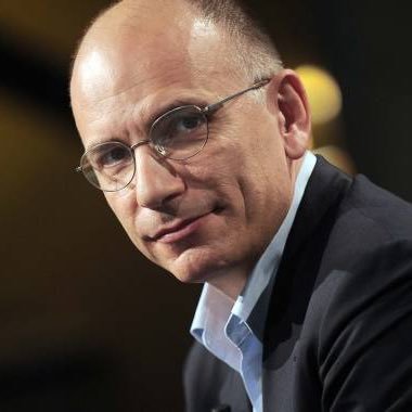 Coronavirus, la costernazione di Enrico Letta: “La gente muore e in Italia si discute sul Mes….”