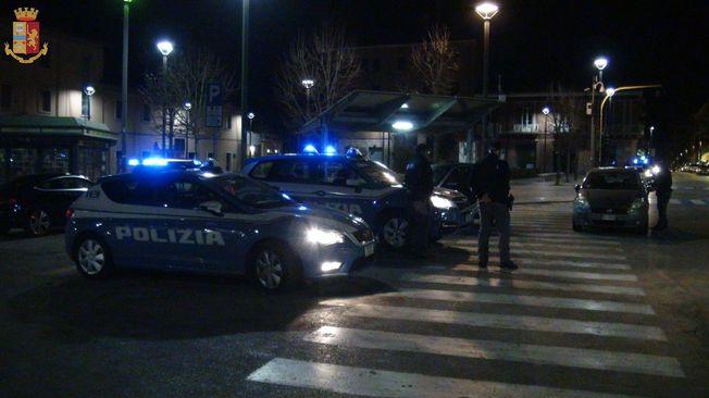 Napoli, un agenti di polizia è morto e un altro ferito nel tentativo di bloccare gli autori di una rapina in banca