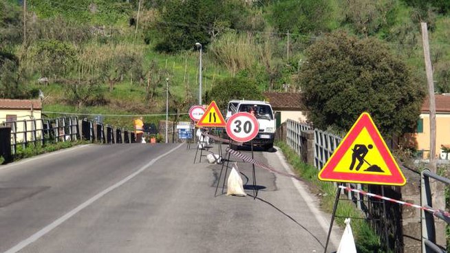 Capostrada (Pistoia), chiuso il ponte sul torrente Ombrone per gravi lesioni in un pilone
