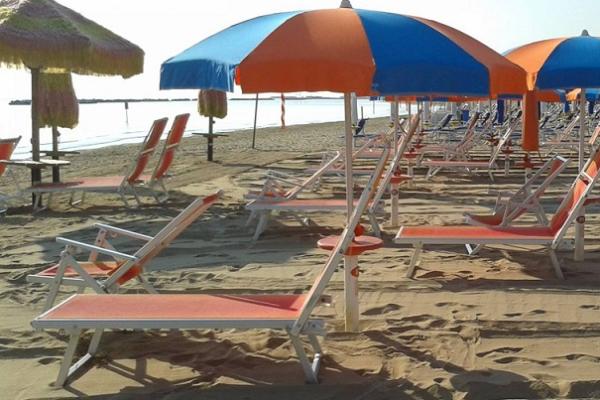 Coronavirus, in Puglia gli stabilimenti balneari stanno facendo le prove con i lettini a distanza: “Meglio non riaprire”