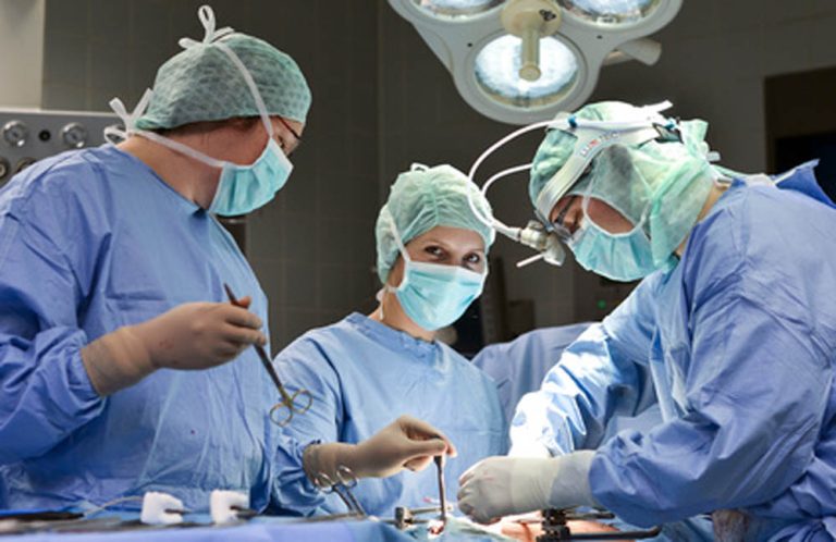 Covid, l’allarme dei chirurghi: “Non riusciamo a curare tutti, le sale operatorie decimate, l’attività è quasi ferma”