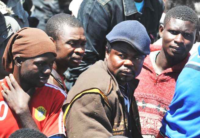 Lampedusa, sbarcati 100 migranti al porto