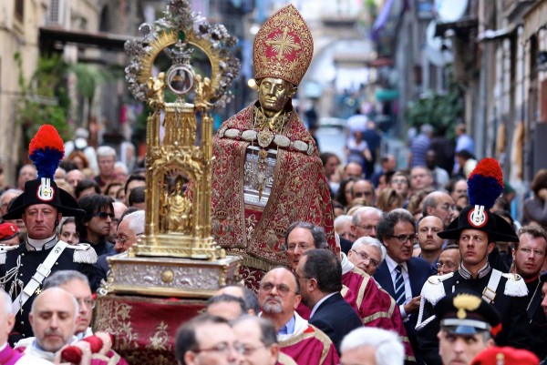Emergenza coronavirus, a Napoli salta la processione di San Gennaro del 2 maggio
