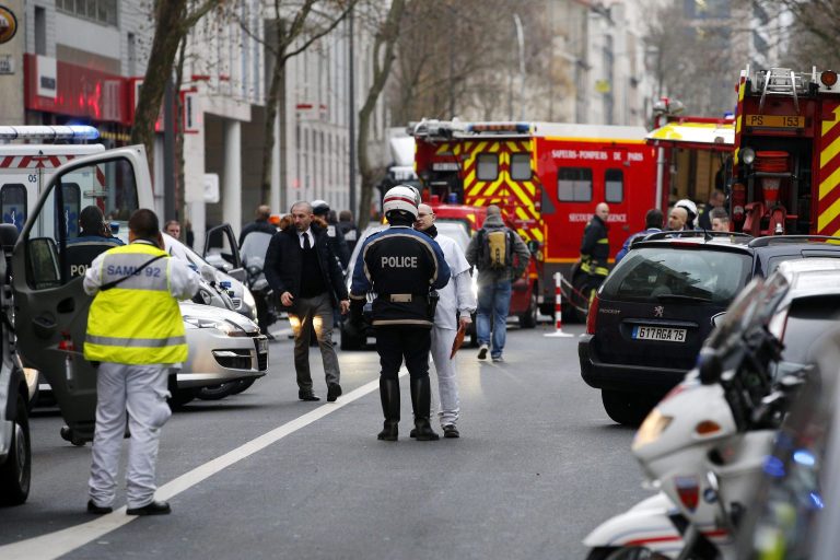 Emergenza coronavirus, incidenti nella banlieue di Lione: violenti scontri contro le forze dell’ordine