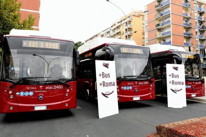 Roma, l’annuncio della Sindaca Raggi: “Questa estate arriveranno 328 nuovi autobus”