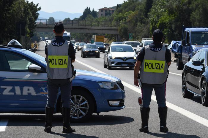 Rieti, la Polizia stradale ha sequestrato un ingente quantitativo di droga scoperta durante un intervento per un incidente sulla Salaria