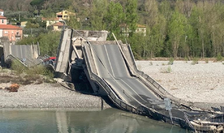 Albiano (Massa Carrara), crolla il ponte sulla Sp70: un camionista ferito in stato di choc