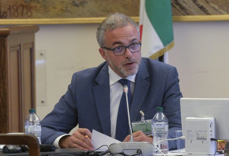 Emergenza coronavirus, per Ernesto Maria Ruffini (Agenzia delle Entrate): “Vanno aiutati anche i lavoratori in nero