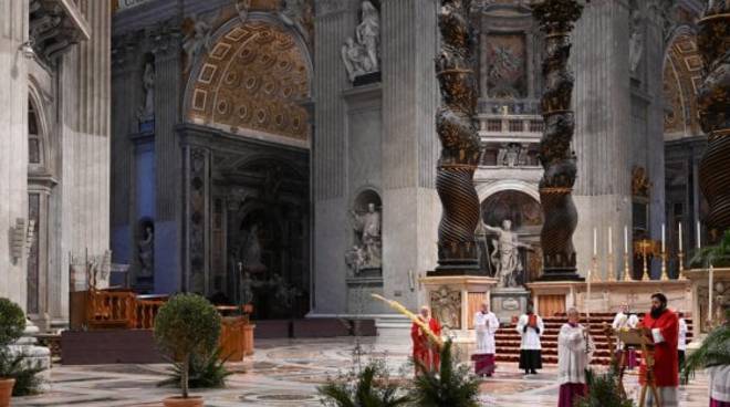 Coronavirus, la messa della Domenica delle Palme di Papa Francesco nella Basilica di San Pietro vuota