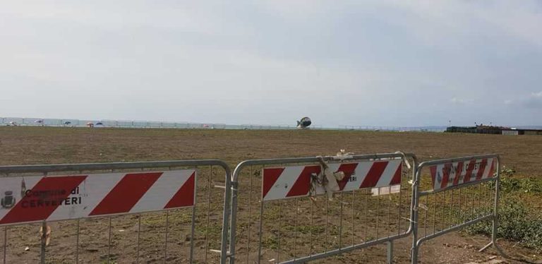 Campo di Mare, prendono le transenne poste sul lungomare e le gettano in mare