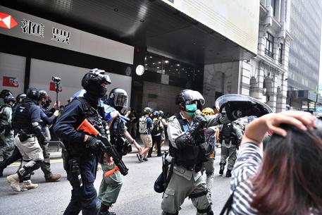 Hong Kong, prosegue il giro di vite delle autorità: arrestate 300 persone