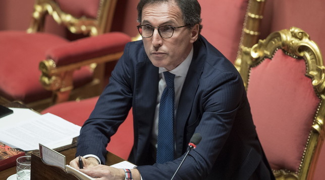 Fase 2, l’ira del ministro Boccia: “Troppi assembramenti nelle movida, potremmo non aprire la mobilità fra le Regioni”