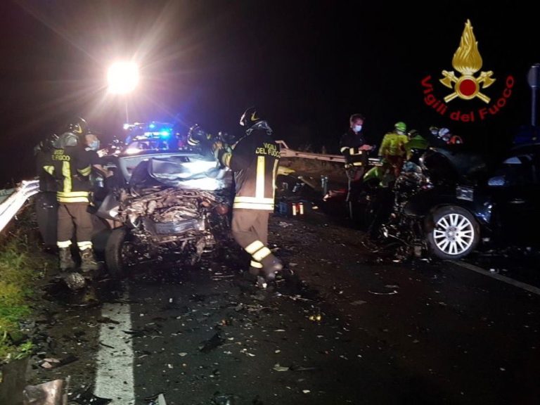 Esine (Brescia), violento scontro frontale tra due auto sulla SS42: due le vittime e cinque feriti