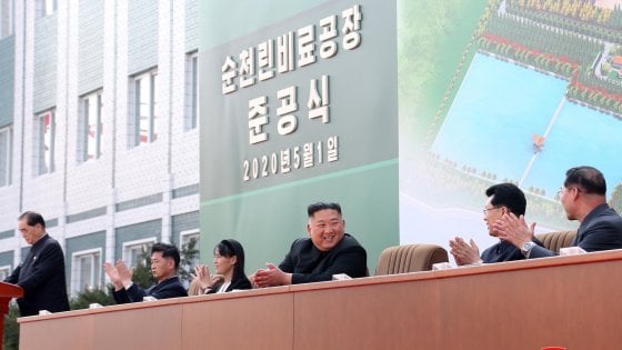 Corea del Nord, dopo venti giorni è riapparso in pubblico il leader Kim Jong-un