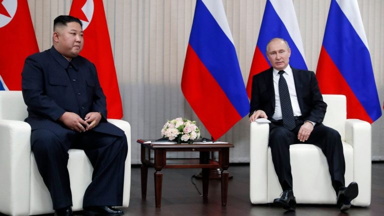 Russia, per il 75° anniversario della vittoria contro il nazismo il premier Putin premia Kim Jong-un per il contributo dei soldati sovietici morti durante la liberazione della Corea