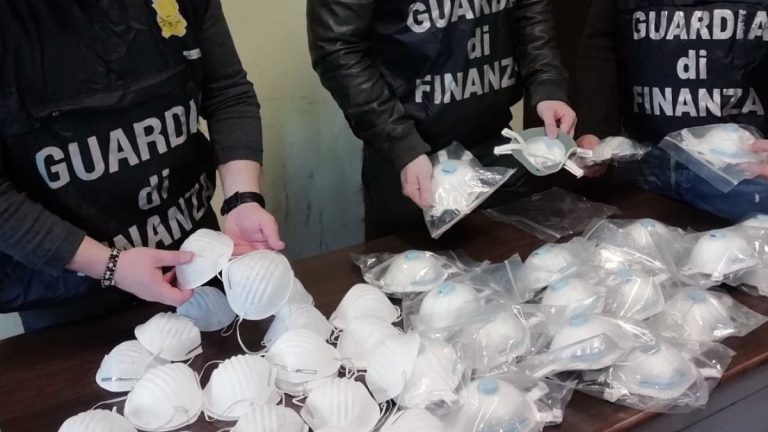 Torino, la Finanza ha scoperto un giro illegale di mascherine cinesi: sequestrati 10mila dispositivi medici