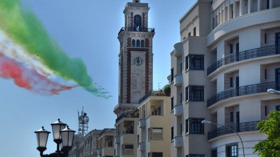 Bari, la città sorvolata dalle Frecce Tricolori in occasione del 74° anniversario della Repubblica Italiana