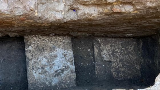 Roma, scoperta in piazza della Rotonda: scavi archeologici al Pantheon hanno riportato alla luce sette lastre di epoca imperiale