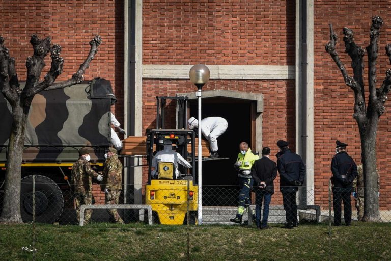 Brescia, tumulate 60 urne di vittime del Covid-19