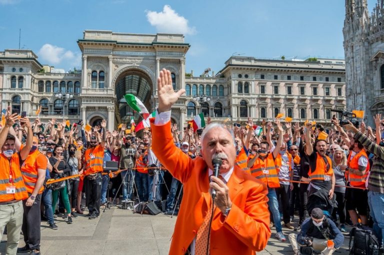 Milano, flash mob dei “gilet arancioni” capitanati da Antonio Pappalardo