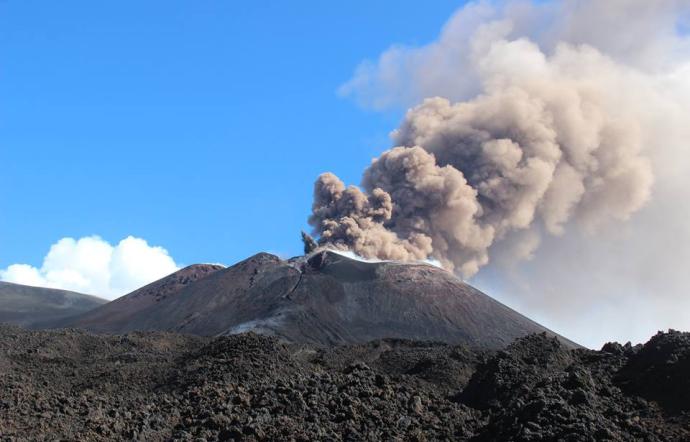 Etna, improvvisa attività del vulcano: nube di cenere alta oltre 4.500 metri