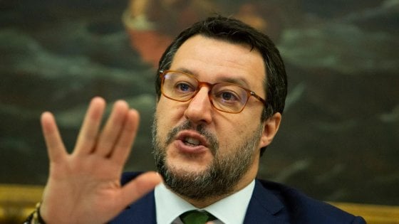 Migranti, Matteo Salvini lancia la proposta dei “corridoi verdi”