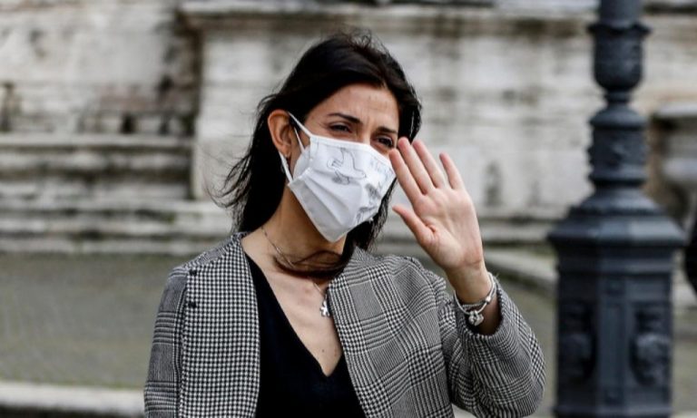 Roma, annuncio della sindaca Raggi: “Multa sino a 500 euro per chi getta a terra mascherine o guanti”