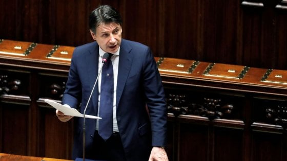 Fase 2, parla il premier Conte: “Riaperture anticipate nelle Regioni? Siccome ora ci sono soglie definite di allarme, siamo in condizione di studiare un’eventuale anticipazione per ulteriori allentamenti”