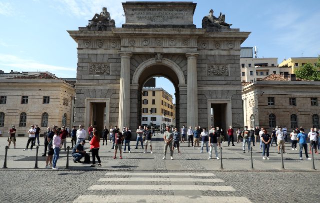 Fase 2, a Milano manifestazione di ristoratori e medici contro il governo: “Vogliamo risposte chiare e interventi precisi”