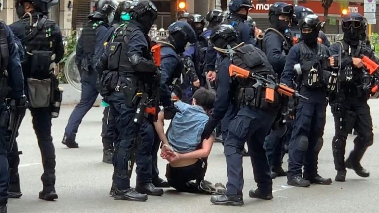 Hong Kong, la polizia reprime una manifestazione non autorizzata: arrestate 150 persone