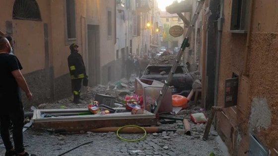 Marino (Roma), esplosione in una palazzina del centro storico: tre persone ferite