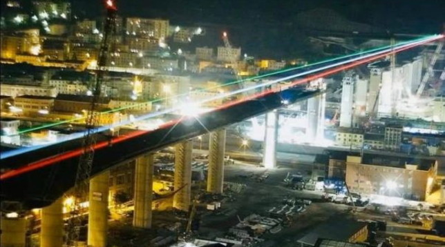 Genova, incidente al nuovo viadotto: una gru trancia una linea elettrica dell’alta tensione