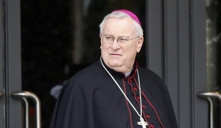 Coronavirus, parla il cardinale Bassetti (Cei): “Al posto della mano come segno di pace basterà un sorriso”