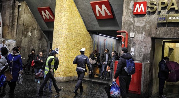 Roma, incidente alla fermata della metro A “Spagna”: ferito un passeggero rimasto incastrato tra il convoglio e il muro della galleria