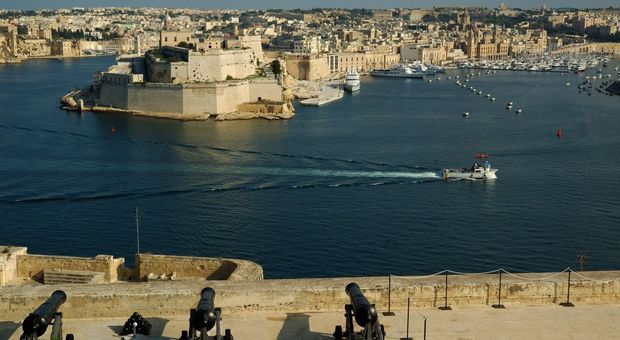 Migranti, Malta si ritira dalla missione Ue “Irini”