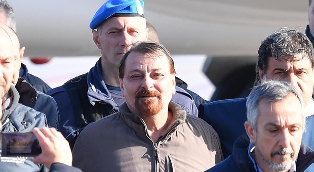 L’ex terrorista Cesare Battisti chiede la scarcerazione: “Temo il contagio del Covid-19”