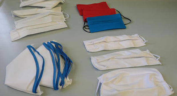 Scontro sulle mascherine, Arcuri non molla: “Il prezzo è 50 centesimi e saranno in vendita anche nei tabaccai”