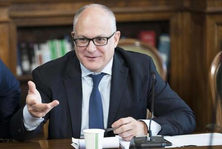Decreto anti Covid, parla il ministro Gualtieri: “Pensiamo che il metodo del dialogo sia essenziale e contiamo sull’apporto del parlamento per il rilancio economico”