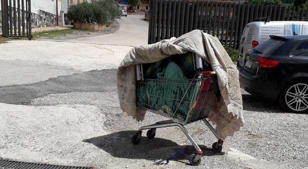 Ceccano (Frosinone), Il cadavere di un uomo è stato trovato in un carrello della spesa nei pressi di un supermercato